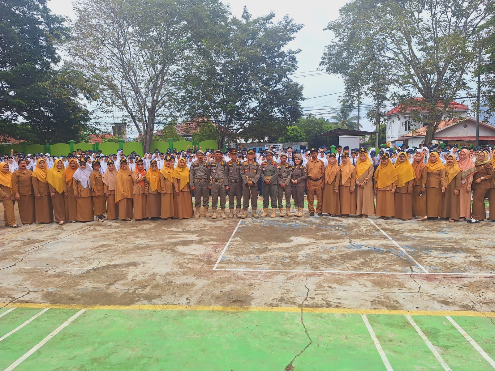 Penyuluhan kepada Remaja, Kasatpol PP Paser Jadi Pembina Upacara di SMP Negeri 2 Tanah Grogot